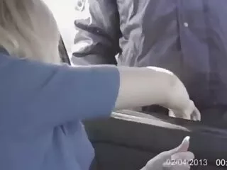 შავგვრემანი თითები საკუთარ თავს ღრმად და მძიმედ