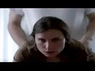 ბიუსტი შავგვრემანი დიდი მრგვალი ძუძუებით დომინირებს ბიჭზე და მიდის მის ძუნძზე