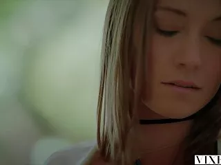 საყვარელი ძუძუები დიდი ძუძუებით იშვერს ფეხებს
