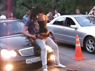 ნუ დამწყვეტ - პაწაწინა აზიელი ძლივს ჯდება დიკზე